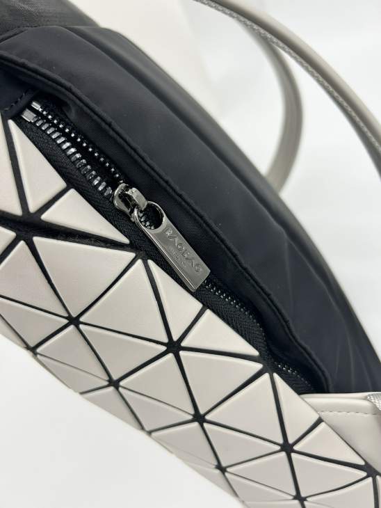 Picture of Issey Miyake Handbags _SKUfw118055882fw